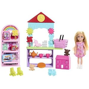 Barbie Chelsea Beroepenpop Speelgoedwinkel Speelset met kleine blonde pop, toonbank, vitrinekasten en 15 accessoires, zoals minispeelgoed, HNY59