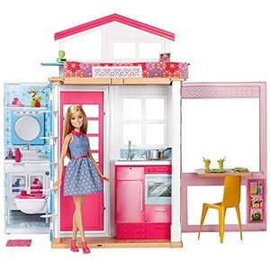 Barbie GXC00 - Vakantiehuis met 2 verdiepingen en pop, opvouwbaar, met draaggreep, meerdere speelruimtes, inclusief meubels & themastickers + accessoires, poppenhuis, speelgoed vanaf 3 jaar.