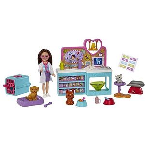 BARBIE BRAND HGT12 - Chelsea Vet Hospital speelset, Chelsea Brunette pop, 4 dierenfiguren, 18-delige dierenarts ziekenhuisaccessoires, speelgoedcadeau voor kinderen vanaf 3 jaar, meerkleurig