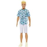 Barbie Ken Fashionistas Pop 211 met blond haar, in een T-shirt met cactussen, witte shorts en sneakers HJT10