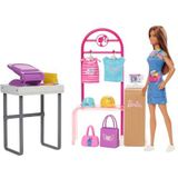 Barbie Pop en Accessoires, Maak- en Verkoopboetiek, speelset met uitstalrek en folie voor eigen creaties, HKT78
