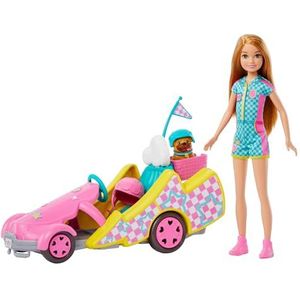 Barbie Stacie Pop met Go-kart met draaiende wielen, hond, accessoires en stickervel, 9-delige speelgoedset, HRM08