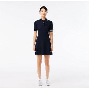 Aansluitende,  wijduitlopende jurk van fijn geribd tricot LACOSTE. Viscose materiaal. Maten 40 FR - 38 EU. Blauw kleur