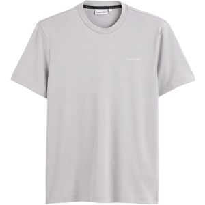 T-shirt met korte mouwen en klein logo op de borst CALVIN KLEIN. Bio katoen materiaal. Maten XL. Grijs kleur