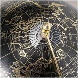 Decoratie wereldbol/globe goud/zwart op metalen voet 22 x 27 cm