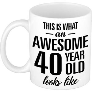 Awesome 40 year cadeau mok / verjaardag beker 300 ml