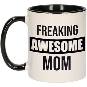 Mama cadeau mok / beker zwart met tekst freaking awesome mom - kado mokken / bekers - Verjaardag - cadeau moeder