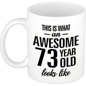 This is what an awesome 73 year old looks like cadeau mok / beker - 300 ml - verjaardag - kado mok / beker