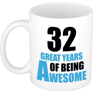 32 great years of being awesome cadeau mok / beker wit  en blauw - verjaardagscadeau 32 jaar