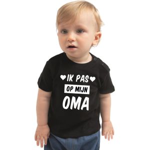 Ik pas op mijn oma kado shirt voor baby / kinderen zwart