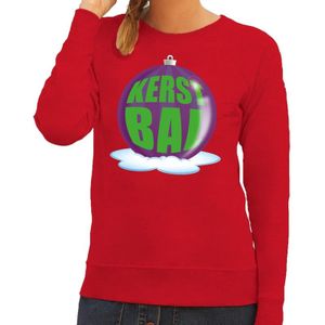 Foute feest kerst sweater met paarse kerstbal op rode sweater voor dames