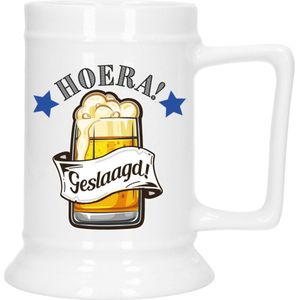 Bellatio Decoration Geslaagd Cadeau Bierpul - blauw - hoera! geslaagd! - keramiek - 530 ml