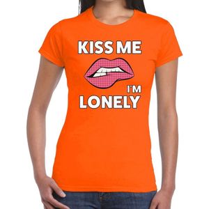 Kiss me i am lonely oranje fun-t shirt voor dames