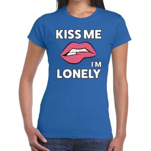 Kiss me I am Lonely blauw fun-t shirt voor dames