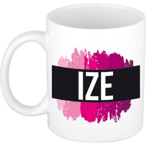 Ize  naam / voornaam kado beker / mok roze verfstrepen - Gepersonaliseerde mok met naam