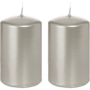 2x Zilveren Cilinderkaarsen/Stompkaarsen 5 X 8 cm 18 Branduren - Geurloze Zilverkleurige Kaarsen