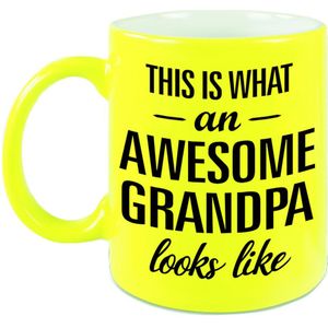 Awesome grandpa / opa fluor gele cadeau mok / verjaardag beker 330 ml