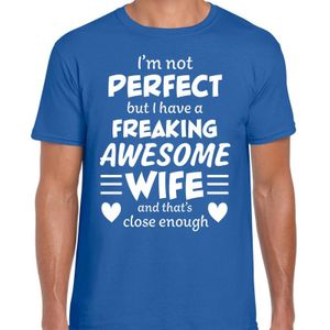 Freaking awesome Wife / vrouw cadeau t-shirt blauw voor heren