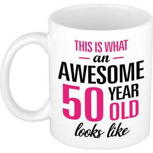 Bellatio Decorations Verjaardag cadeau mok 50 jaar - roze - grappige tekst - 300 ml - Sarah
