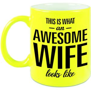 Awesome wife / echtgenote fluor gele cadeau mok / verjaardag beker 330 ml