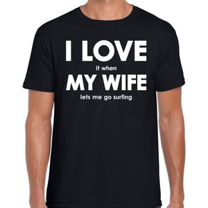 Cadeau t-shirt surfer I love it when my wife lets me go surfing zwart voor heren