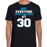 Not everyone looks this good at 30 t-shirt - 30  jaar verjaardag shirt zwart voor heren