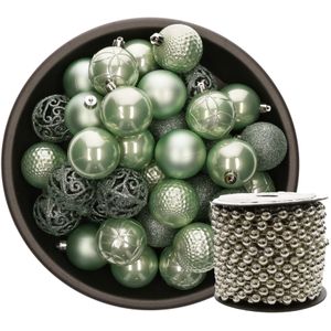 Kunststof kerstballen 37x stuks mintgroen 6 cm en kralenslinger zilver