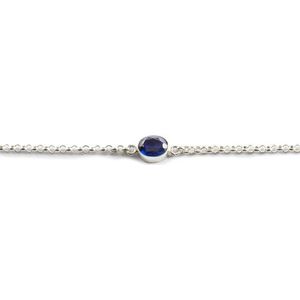 Zilveren armband met askamer achter synt. saffier