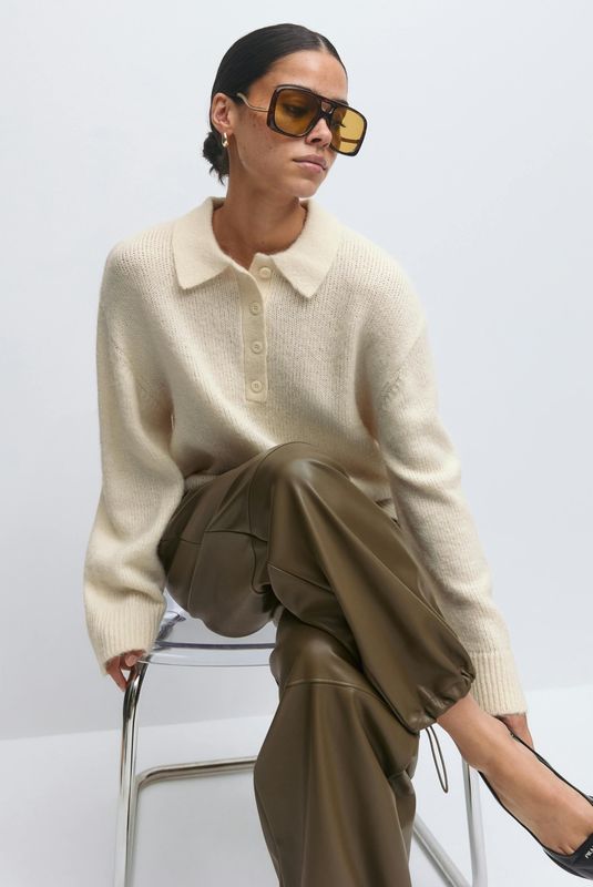 Gebreide pullover met platte kraag en knoopsluiting