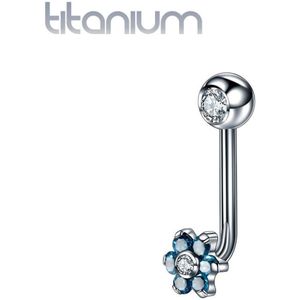 Intern geschroefde titanium christina piercing met gekleurd bloemvormig kristal – Blauw