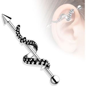 Stalen industrial piercing gewikkeld in octopus tentakel