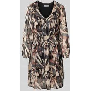 Knielange jurk met V-hals