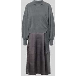 Nauwsluitende vrijetijdsjurk van een mix van scheerwol en kasjmier, model 'FIALINA'