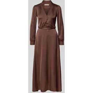 Avondjurk van satijn met V-hals en riem