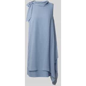 Knielange cocktailjurk met knoopdetail