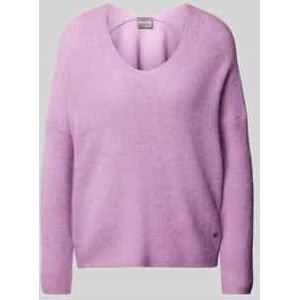 Gebreide pullover met afgeronde V-hals, model 'THORA'