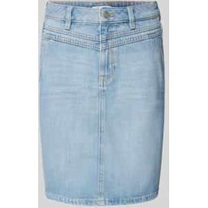 Knielange jeansrok met steekzakken opzij