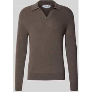 Gebreide pullover van scheerwol met platte kraag en V-hals
