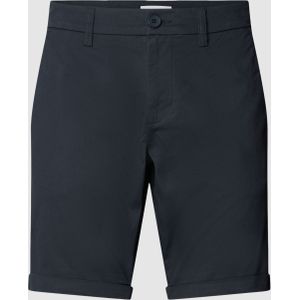 Korte regular fit chino met achterzakken