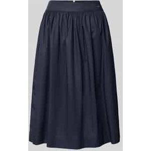 Knielange rok met labeldetail