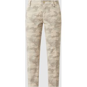 Korte curve fit chino met camouflagemotief, model 'Jacqueline'