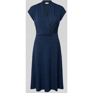 Knielange jurk met V-hals, model 'Yrsa'