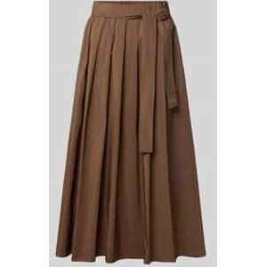 Uitlopende midirok met tailleriem