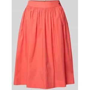 Knielange rok met labeldetail