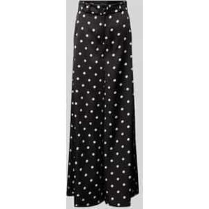 Broek met wijde pijpen en riem