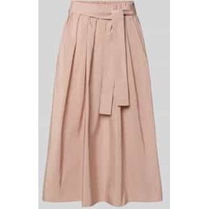 Uitlopende midirok met tailleriem