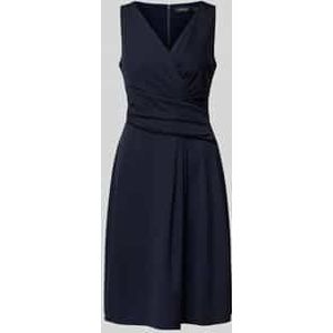 Knielange jurk in wikkellook, model 'AFARA'