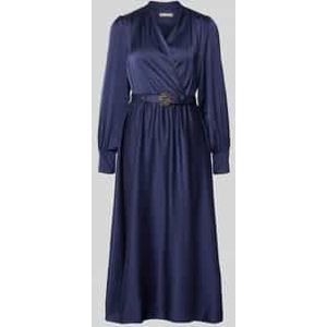 Cocktailjurk in wikkellook met V-hals