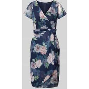 Cocktailjurk in wikkellook