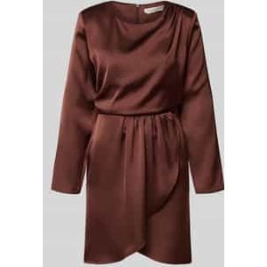 Knielange cocktailjurk met ronde hals